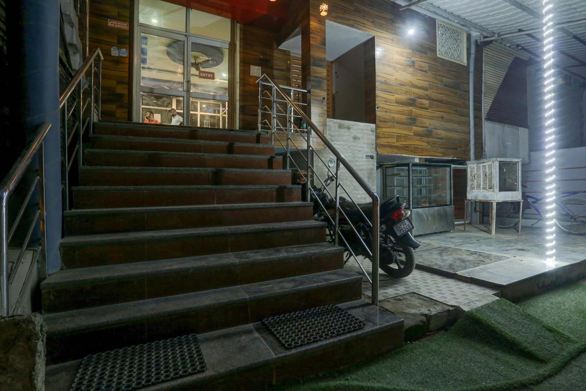 Collection O Hotel Moon Light Lucknow Extérieur photo